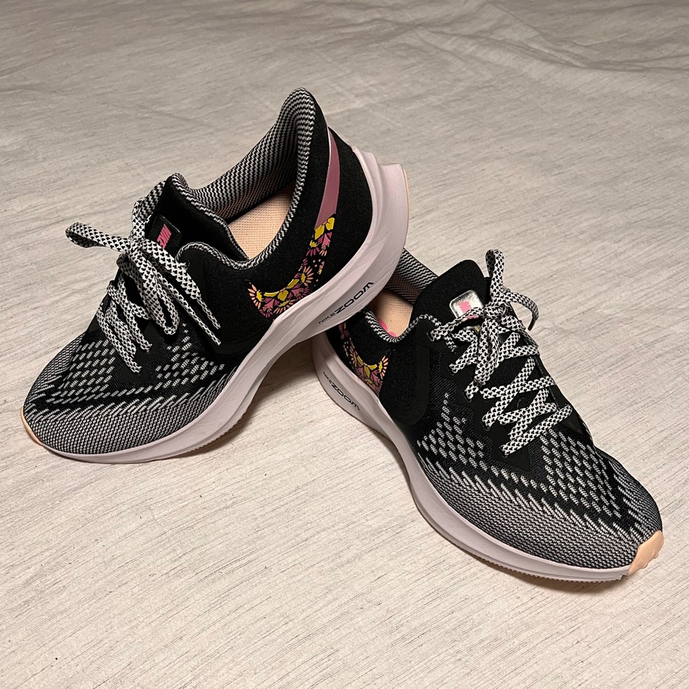 Nike Zoom Winflo Run Fast-Just Do It /Floral Sz 9